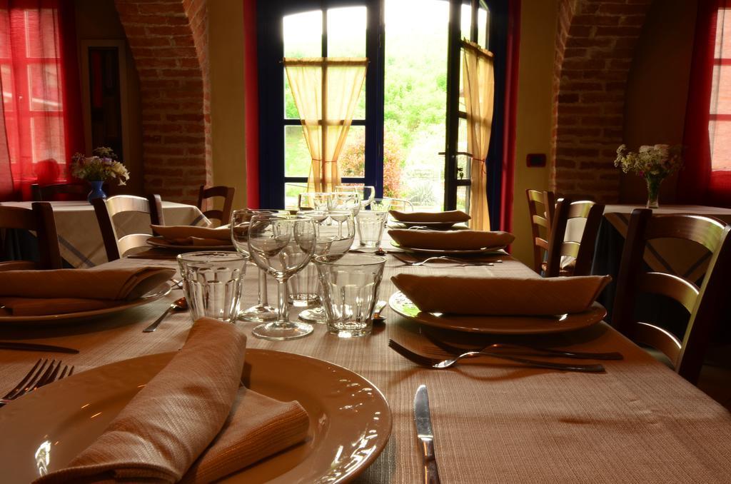Hostal Cascina Il Convivio Diano dʼAlba Exterior foto
