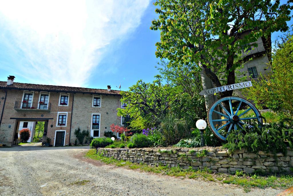 Hostal Cascina Il Convivio Diano dʼAlba Exterior foto
